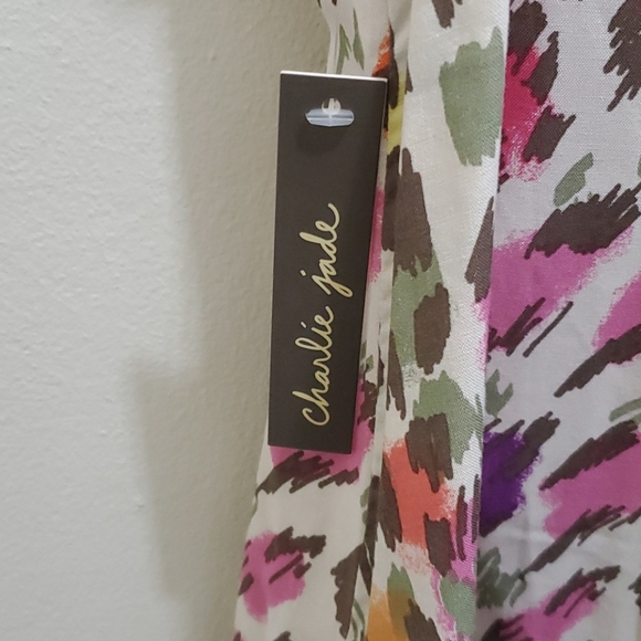 🆕 CHARLIE JADE - NWT PRINTED TOP - Picture 5 of 5